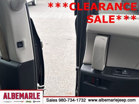 Used 2018 Chrysler Pacifica Limited image 41