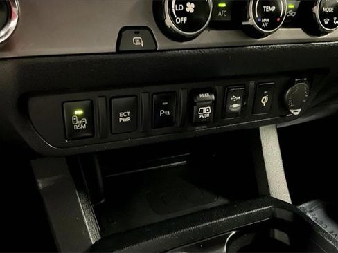 Used 2018 Toyota Tacoma TRD Sport image 33