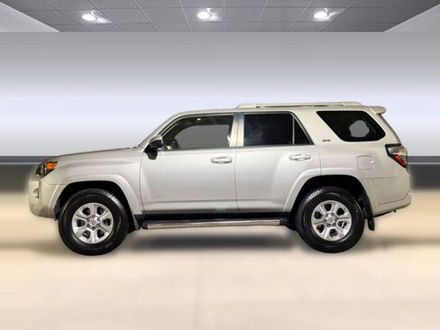 Used 2018 Toyota 4Runner SR5 AWD/4WD image 2