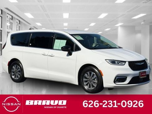 Used 2024 Chrysler Pacifica Limited FWD image 1