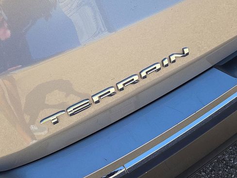 Used 2024 GMC Terrain SLT image 12