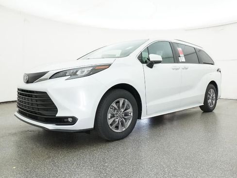 New 2026 Toyota Sienna XLE image 17