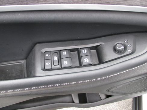 Used 2023 Jeep Grand Cherokee Limited w/ Black Appearance Package image 15