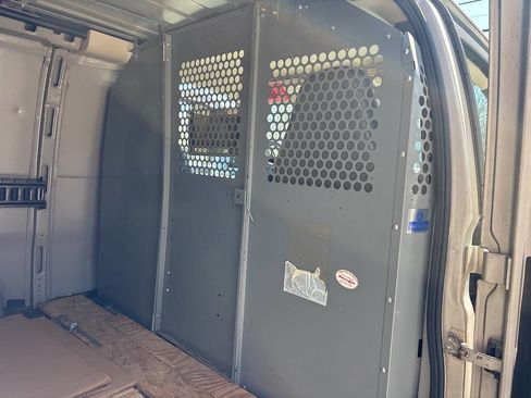 Used 2006 Chevrolet Express 2500 image 24