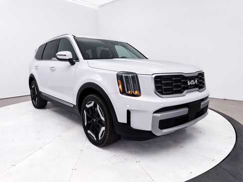 Used 2025 Kia Telluride S FWD image 13