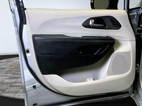 Used 2024 Chrysler Pacifica Select image 20