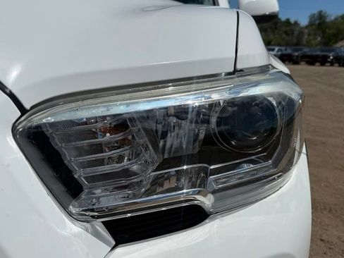 Used 2017 Toyota Tacoma TRD Off-Road w/ Premium & Technology Package AWD/4WD image 9