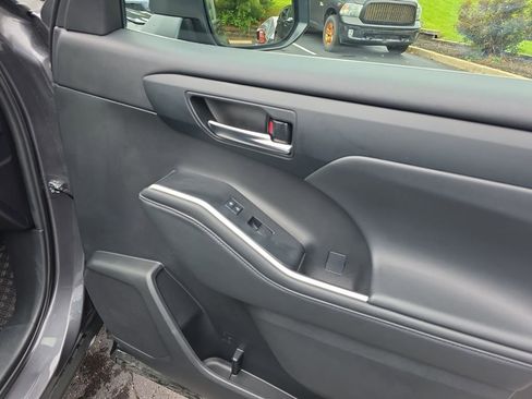 Used 2022 Toyota Highlander XLE FWD image 22