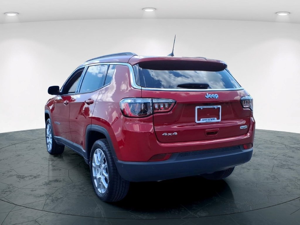 Used 2024 Jeep Compass Latitude AWD/4WD image 6