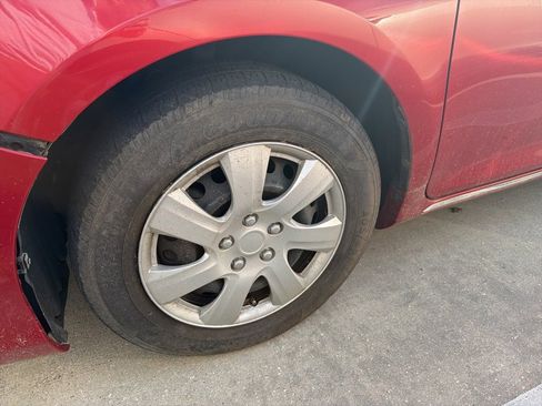 Used 2014 Toyota Camry LE image 2