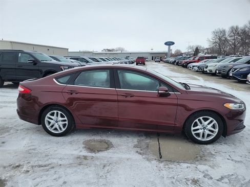 Used 2015 Ford Fusion SE image 2