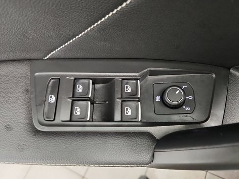 Certified 2023 Volkswagen Tiguan SE R-Line image 10