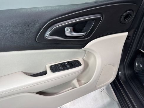Used 2016 Chrysler 200 Limited w/ Convenience Group image 8