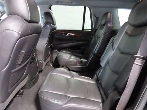 Used 2016 Cadillac Escalade Luxury RWD image 34