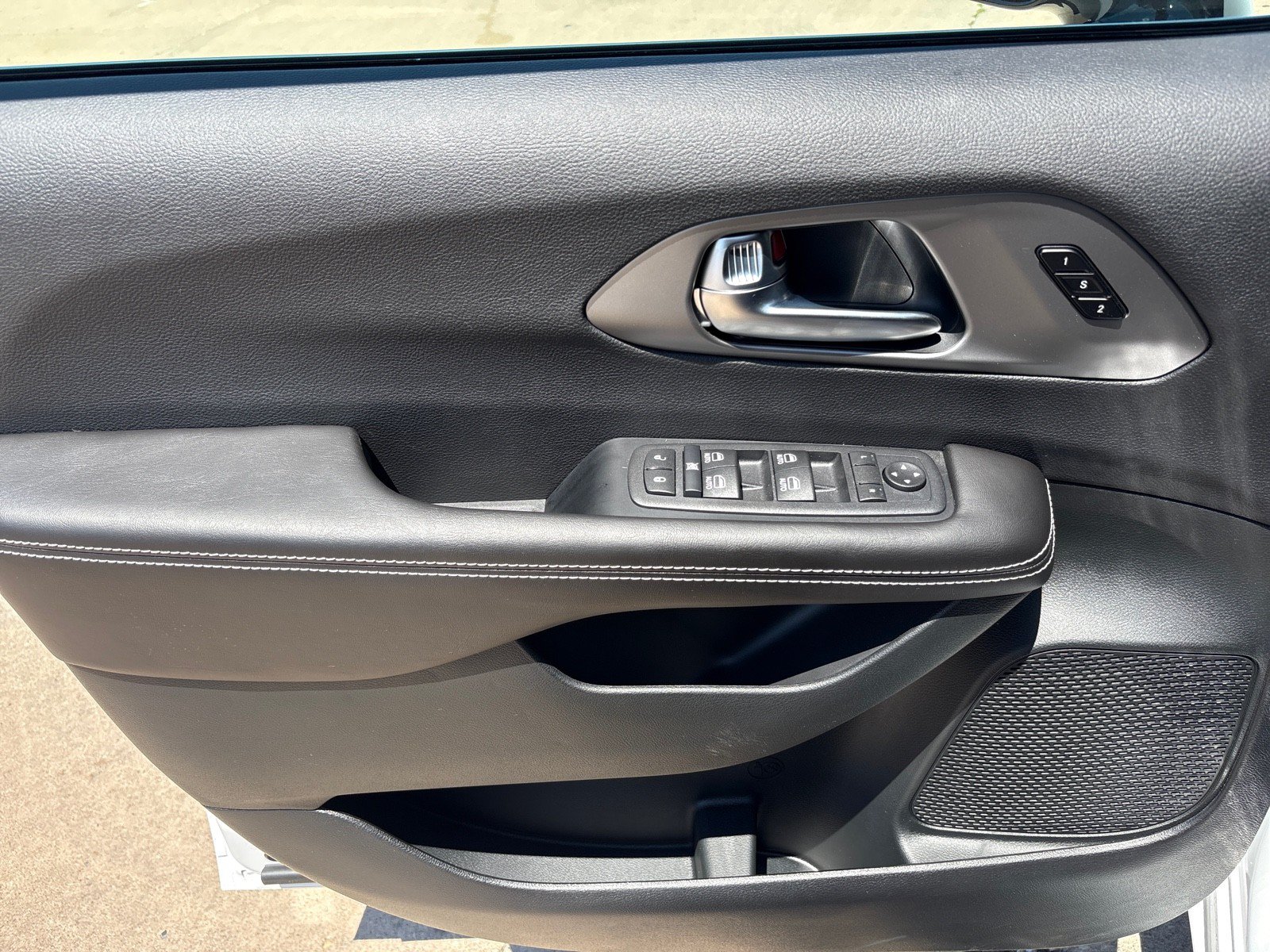 New 2027 Chrysler Pacifica Select FWD image 13