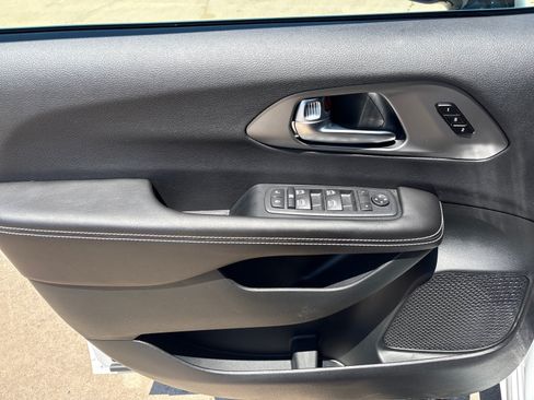 New 2027 Chrysler Pacifica Select FWD image 13