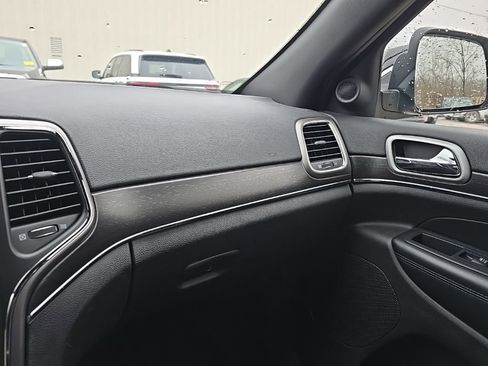 Used 2018 Jeep Grand Cherokee Limited image 23