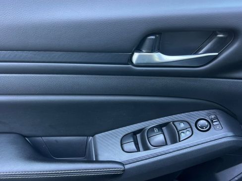 Used 2025 Nissan Altima 2.5 SV image 13