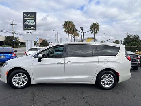 Used 2017 Chrysler Pacifica Touring image 2