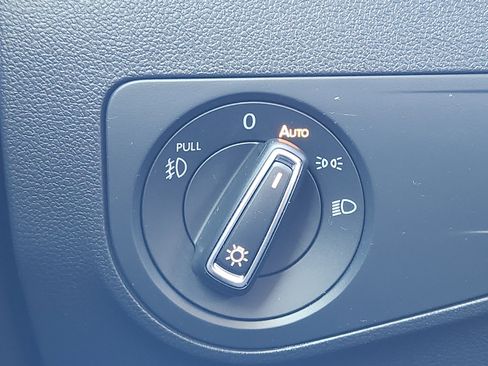 Used 2018 Volkswagen Tiguan SEL Premium image 22