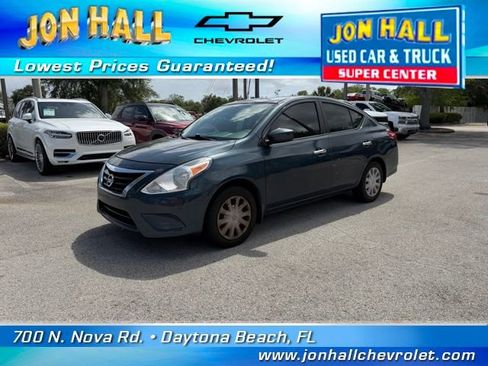 Used 2017 Nissan Versa SV image 2
