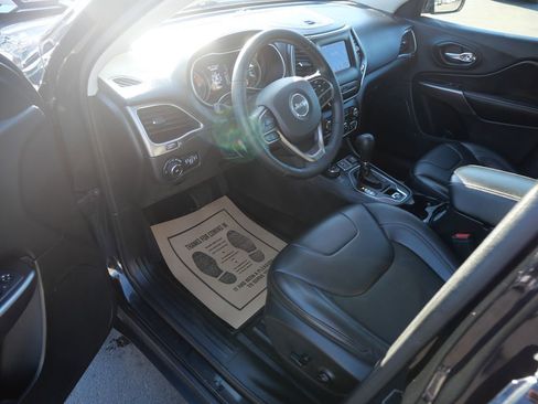 Used 2019 Jeep Cherokee Latitude Plus w/ Cold Weather Group image 9