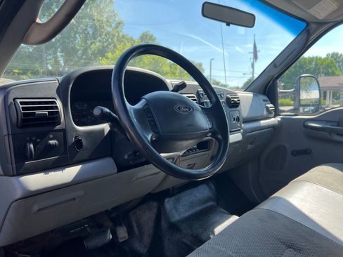 Used 2006 Ford F450 2WD Regular Cab Super Duty image 30