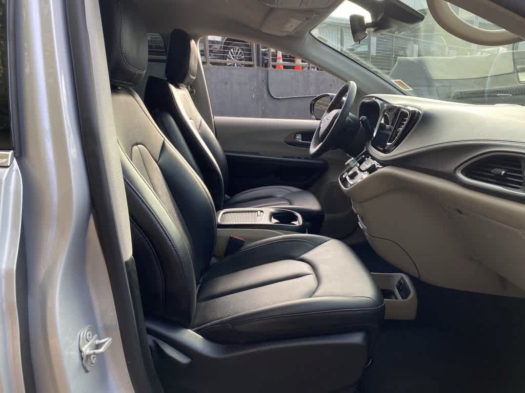 Used 2024 Chrysler Pacifica Limited FWD image 17