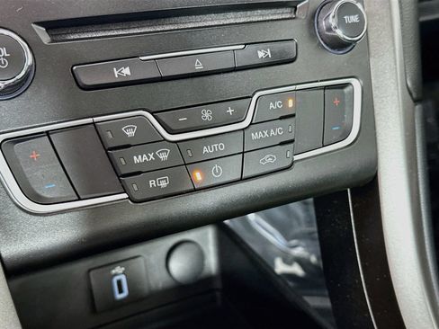 Used 2017 Ford Fusion SE w/ Equipment Group 201A FWD image 16