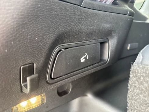 Used 2025 Mitsubishi Outlander AWD image 38