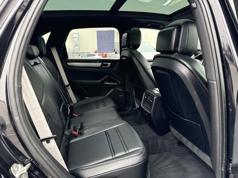 Used 2022 Porsche Cayenne Platinum Edition image 14