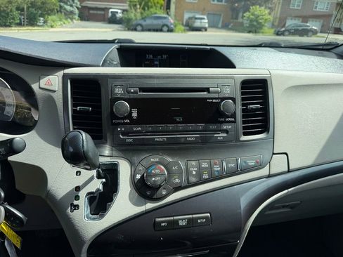 Used 2012 Toyota Sienna SE FWD image 15