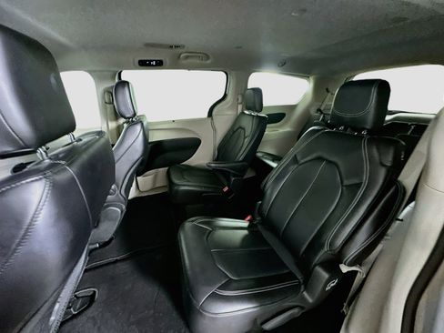 Used 2024 Chrysler Pacifica Touring-L FWD image 27