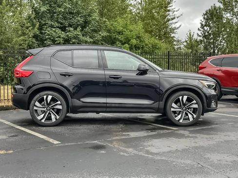 Used 2023 Volvo XC40 B5 Plus w/ Protection Package Premier AWD/4WD image 3