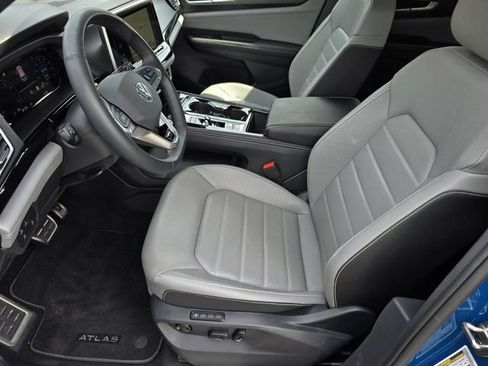 Used 2025 Volkswagen Atlas Cross Sport SEL R-Line AWD/4WD image 36