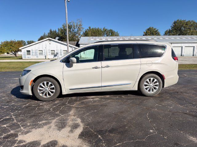 Used 2017 Chrysler Pacifica Touring-L FWD image 5