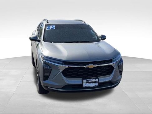 Certified 2025 Chevrolet Trax LT FWD image 8