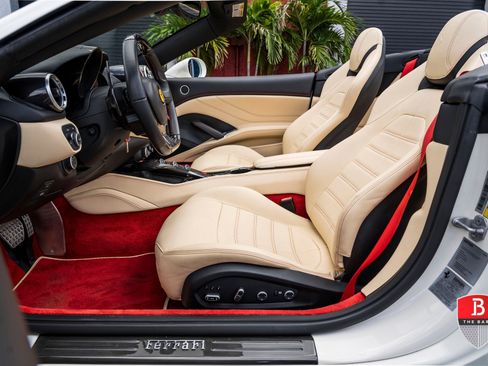 Used 2017 Ferrari California T RWD image 25