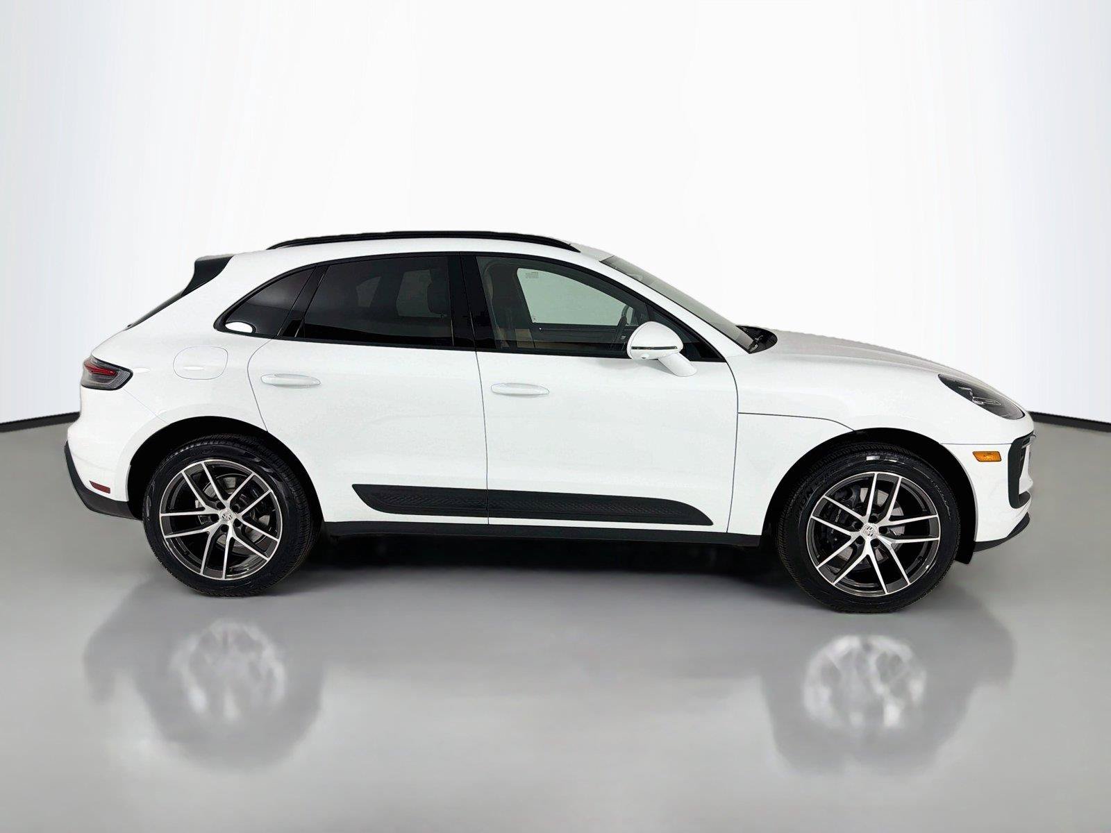 Certified 2026 Porsche Macan AWD/4WD image 30