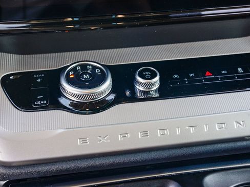 Used 2025 Ford Expedition Active image 23