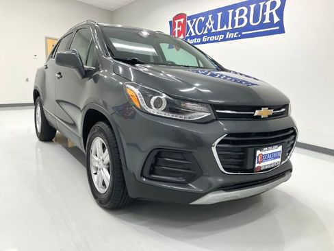Used 2018 Chevrolet Trax LT w/ LT Convenience Package image 3