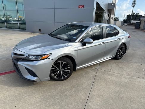 Used 2018 Toyota Camry SE w/ Convenience Package FWD image 1