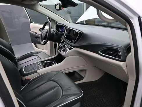 Used 2024 Chrysler Pacifica Limited w/ Trailer Tow Group image 23