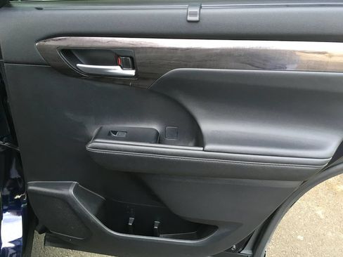 Used 2021 Toyota Highlander Platinum AWD/4WD image 32