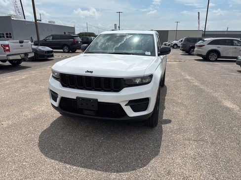 Used 2023 Jeep Grand Cherokee Altitude AWD/4WD image 5