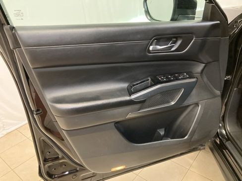 Used 2022 Nissan Pathfinder SL w/ SL Black Package image 29