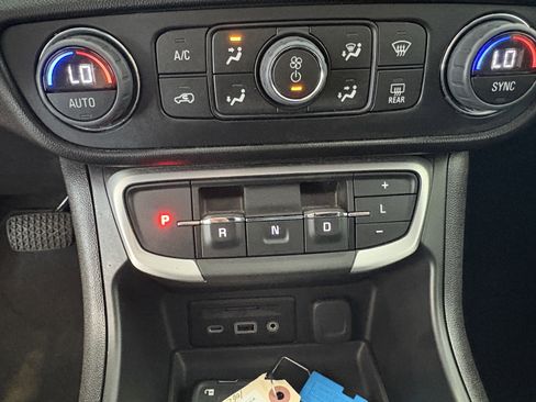 Used 2024 GMC Terrain SLE w/ Driver Convenience Package image 16