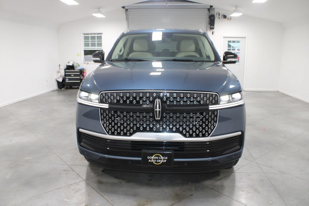 New 2027 Lincoln Navigator Premiere RWD image 2