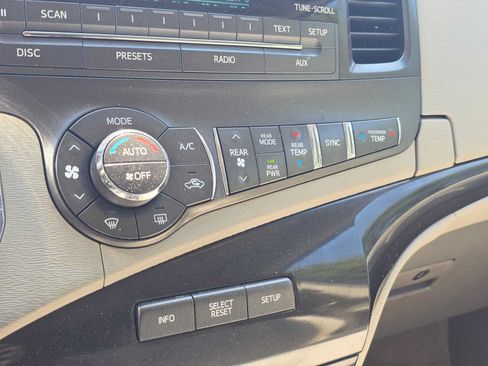 Used 2014 Toyota Sienna LE FWD image 30