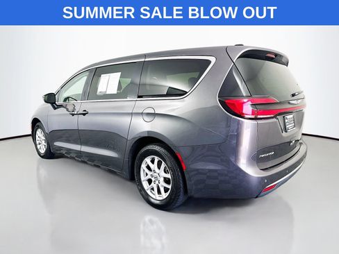 Used 2023 Chrysler Pacifica Touring-L FWD image 5